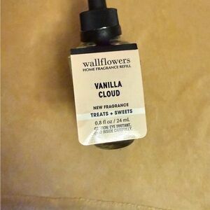 Bath & Body Works Vanilla Cloud Wallflower - NWT